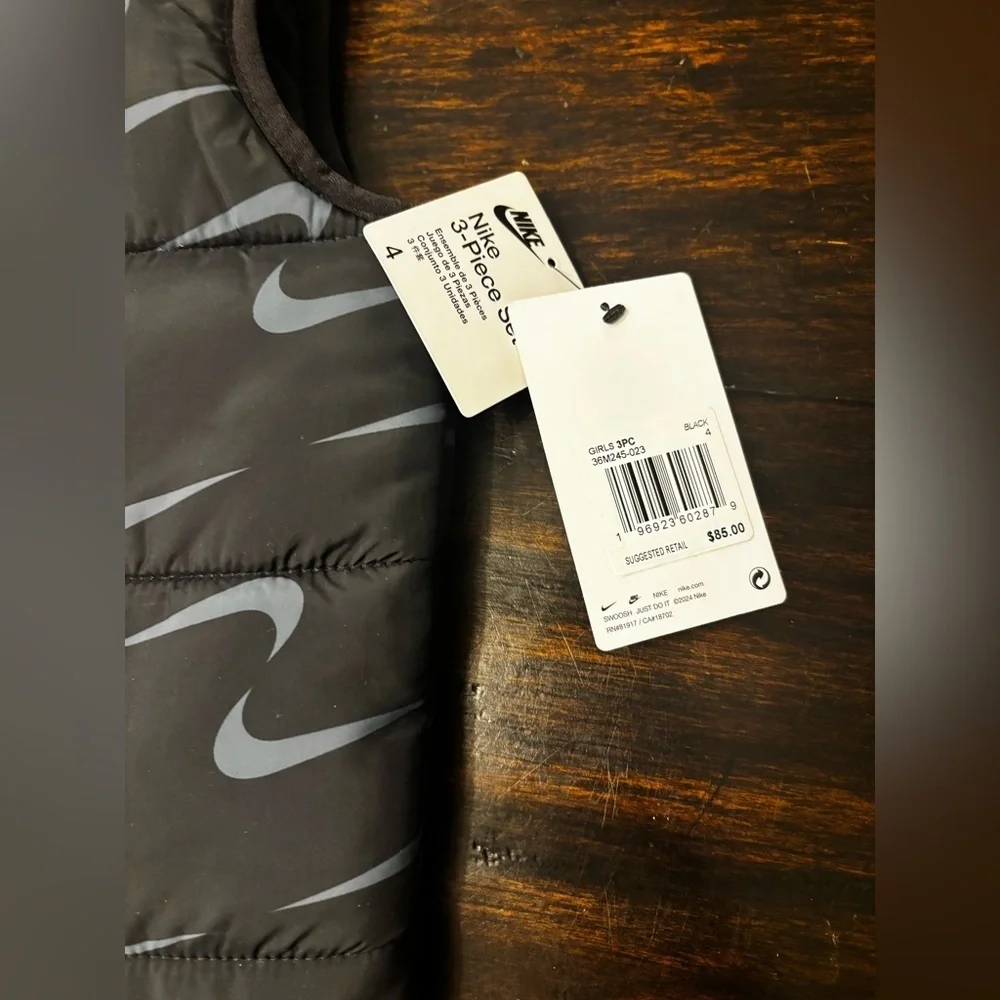 Nike Girl's Puffer Vest Full Zip Allover Logo Size S (3-4 yrs) NWT